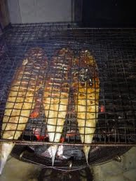Grilled fish on a charcoal stove / du poisson braise sur un rechaud a charbon