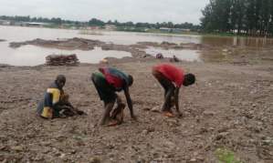 DRC_Children digging for Co near Lake Malo